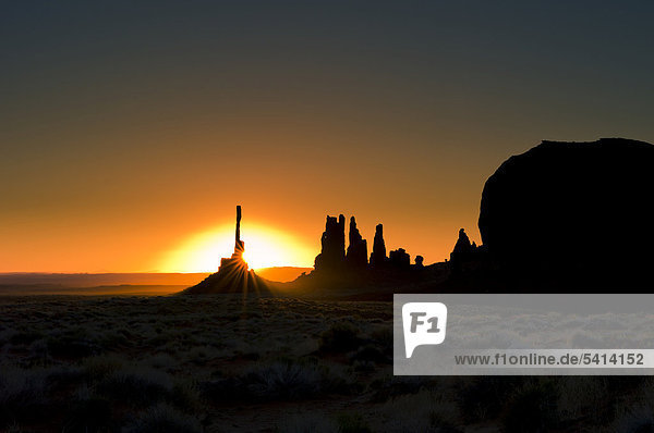 Sonnenaufgang  Totem Pole  Monument Valley  Utah  USA