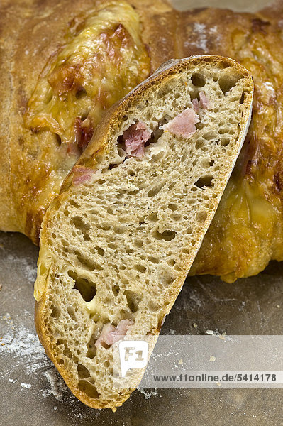 Handbrot selbstgebacken mit einer Füllung aus gekochtem Schinken und Emmentaler sächsische Spezialität