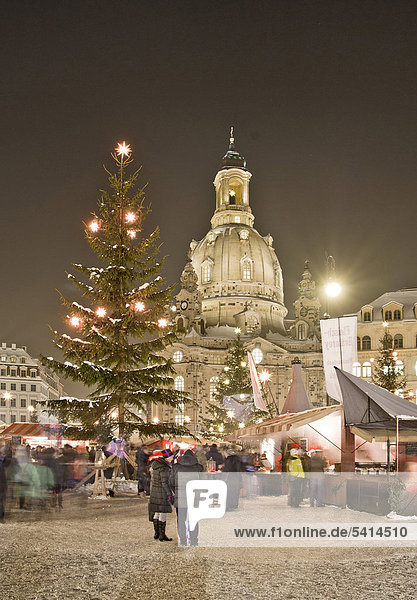Christmas market at Frauenkirche church  Dresden  Saxony  Germany  Europe