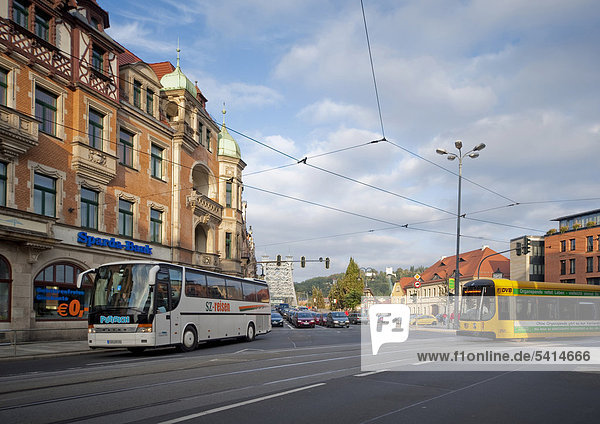 Europa Quadrat Quadrate quadratisch quadratisches quadratischer Omnibus Straßenbahn Dresden Deutschland Sachsen Schillerplatz Straßenverkehr