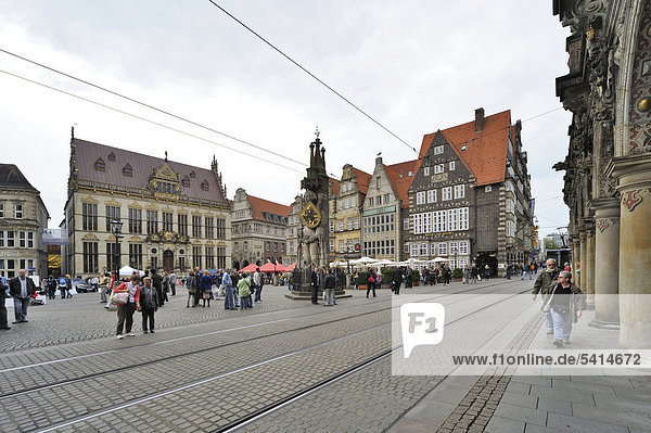 Marktplatz square with town hall  right  Bremen Roland  centre  and Deutsches Haus building  Bremen  Germany  Europe