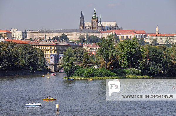Moldau  Prager Burg auf dem Hradschin  Prag  Böhmen  Tschechien  Tschechische Republik  Europa  ÖffentlicherGrund