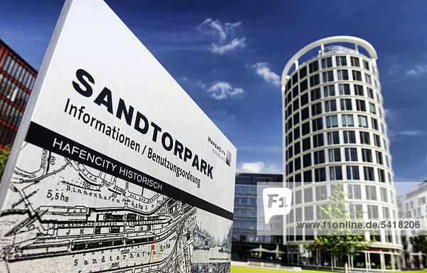 Sandtorpark und Büroturm des International Coffee Plaza in der Hafencity von Hamburg  Deutschland  Europa
