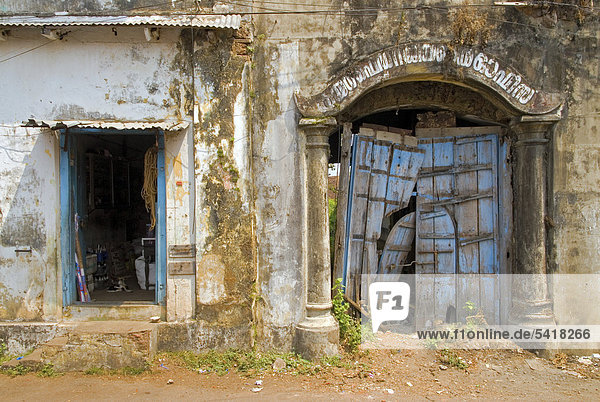 Tür Fassade Hausfassade blau Verfall Judentum Asien Indien Kerala Viertel Menge