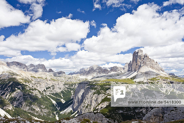 Blick vom Monte Piano im Hochpustertal  hinten die Drei Zinnen  Dolomiten  Südtirol  Italien  Europa