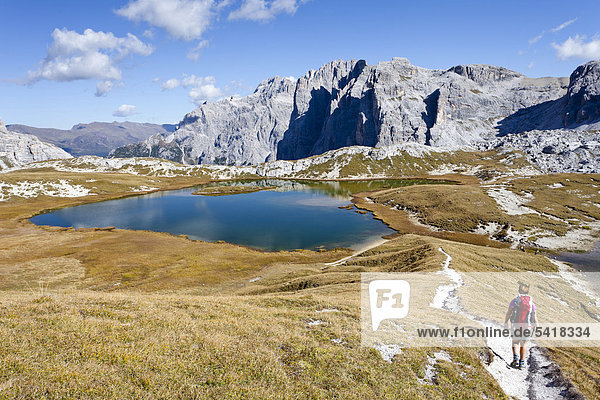 Hikers descending from the Rifugio Antonio Locatelli S. Innerkofler  at the Boedenseen lakes  Mt Cima Una on the right  Mt Croda Rossa di Sesto in the back  Hochpustertal valley or Alta Pusteria  Sexten  Dolomites  South Tyrol  Italy  Europe