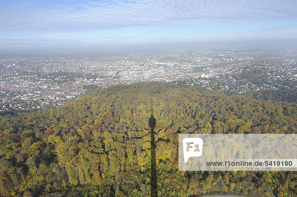 Blick auf Stuttgart im Herbst vom Stuttgarter Fernsehturm  Stuttgart  Baden-Württemberg  Deutschland  Europa