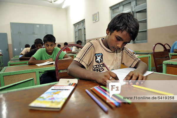 Schüler mit bunten Zeichenstiften  Unterricht in einer Middle School  Mittelschule  Youhanabad  Lahore  Punjab  Pakistan  Asien