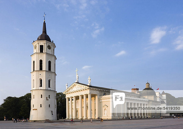 Der Glockenturm und die Kathedrale St. Stanislaus  Vilnius  Litauen  Europa