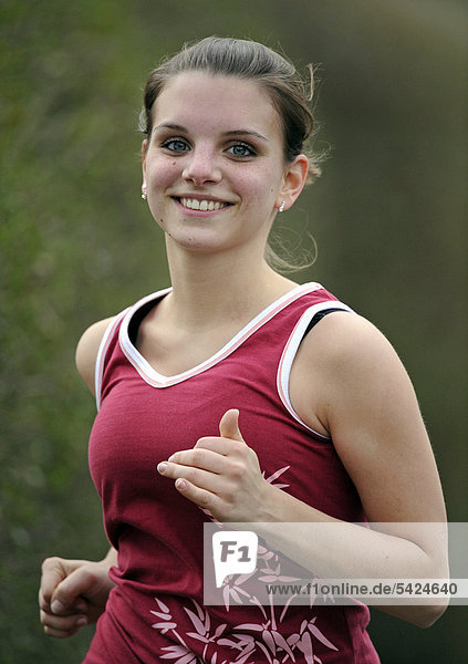 Junge Frau beim Jogging  Stuttgart  Baden-Württemberg Deutschland  Europa  ÖffentlicherGrund