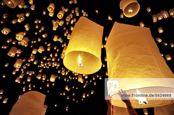 Traditionelle Feuerlaternen steigen während des Yeepeng Festivals  auch Loi Krathing  in den Nachthimmel auf  Chiang Mai  Thailand  Asien