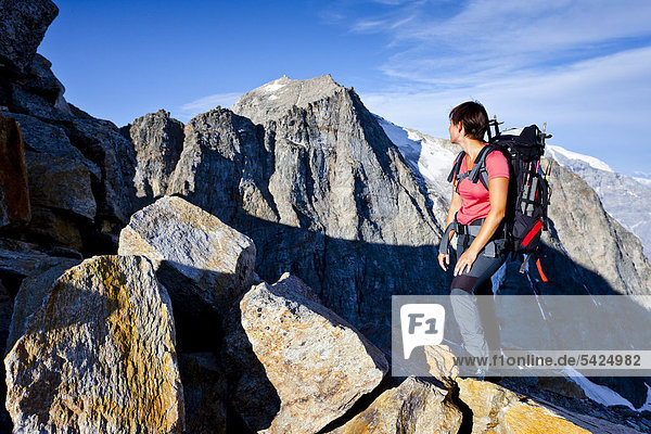 Bergsteigerin beim Aufstieg zum Hohen Angulus  Ortlergebiet  hinten die Vertainspitze  Südtirol  Italien  Europa