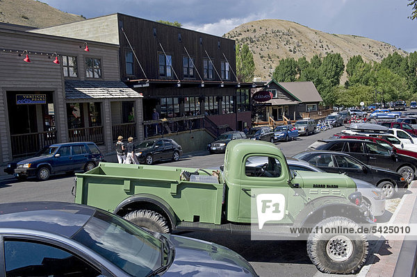 Straße mit altem Pick-up in Jackson  Wyoming  USA