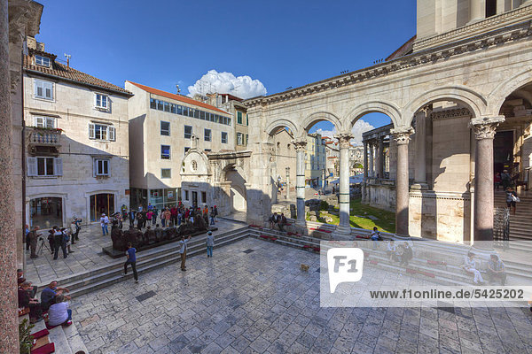 Diokletianspalast  Platz zwischen Peristyl und Kathedrale  Altstadt  Split  Mitteldalmatien  Dalmatien  Adriaküste  Kroatien  Europa  ÖffentlicherGrund