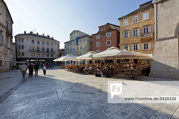 Die Altstadt mit Restaurants  Narodni Trg Platz  Mitteldalmatien  Dalmatien  Adriaküste  Kroatien  Europa  ÖffentlicherGrund