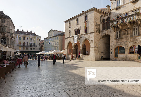 Die Altstadt mit Restaurants  Narodni Trg Platz  Mitteldalmatien  Dalmatien  Adriaküste  Kroatien  Europa  ÖffentlicherGrund