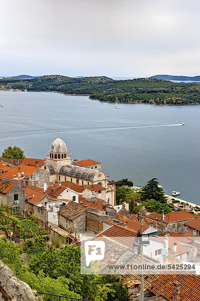 Blick auf Sibenik und Kuppel der Kathedrale St James  Sveti Jakov  Hl. Jakob  Mitteldalmatien  Dalmatien  Adriaküste  Kroatien  Europa  ÖffentlicherGrund
