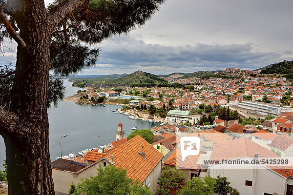 Blick auf Sibenik  Mitteldalmatien  Dalmatien  Adriaküste  Kroatien  Europa  ÖffentlicherGrund