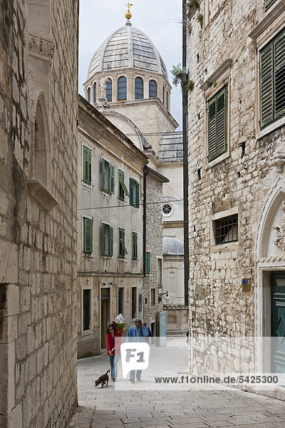 Alleyway  at back the Katedrala svetog Jakova  Cathedral of St. James  UNESCO World Heritage Site  Sibenik  central Dalmatia  Adriatic coast  Europe  PublicGround
