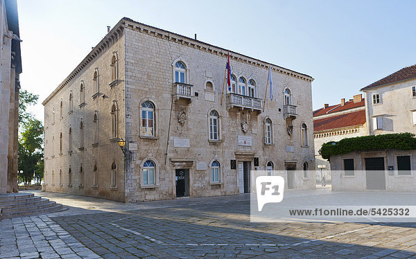 Rathaus  Altstadt Trogir  UNESCO Weltkulturerbe  Region Split  Mitteldalmatien  Dalmatien  Adriaküste  Kroatien  Europa  ÖffentlicherGrund