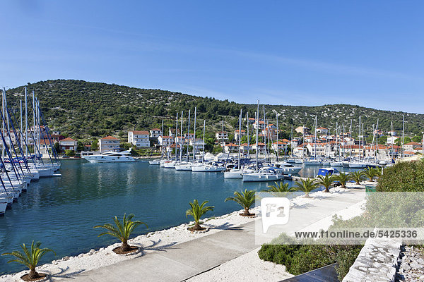 Das Fischerdorf Marina mit Bucht und Yachthafen  Mitteldalmatien  Dalmatien  Adriaküste  Kroatien  Europa  ÖffentlicherGrund