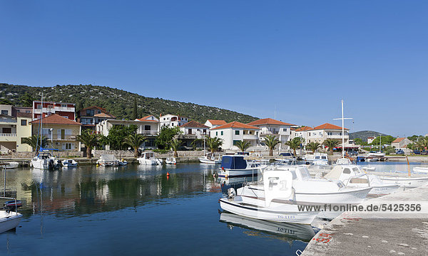 Das Fischerdorf Marina mit Yachthafen  Mitteldalmatien  Dalmatien  Adriaküste  Kroatien  Europa  ÖffentlicherGrund