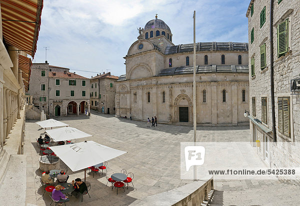 Kathedralplatz an der Kathedrale des Heiligen Jakob  Katedrala svetog Jakova  UNESCO Weltkulturerbe  Sibenik  Mitteldalmatien  Dalmatien  Adriaküste  Kroatien  Europa  ÖffentlicherGrund