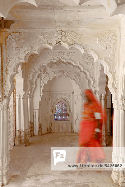 Frau in rotem Sari  Fort Pokaran  Pokaran  Rajasthan  Nordindien  Indien  Asien