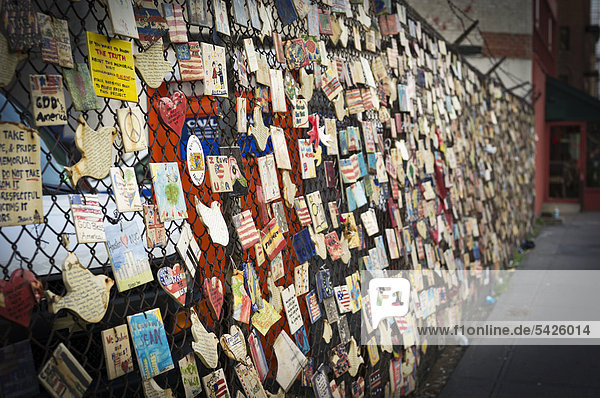 Tiles for America  bemalte Kacheln  am 9-11 Memorial Fence  Gedenkstätte  St. Vincent's Hospital  Greenwich Village  Manhattan  New York City  New York  USA