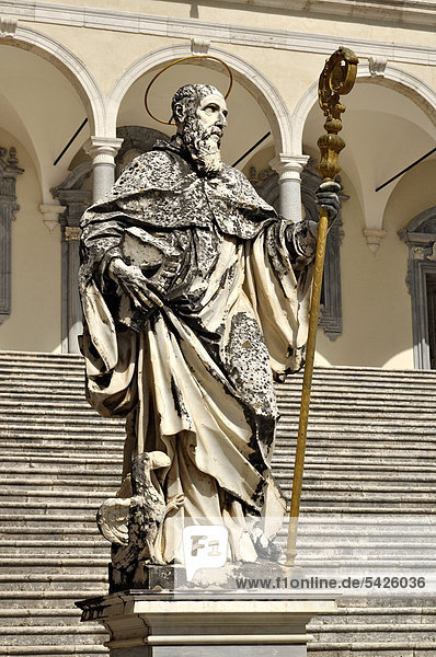 Marmorstatue des hl. Benedikt von P. Campi von Carrara  Kreuzgang des Bramante  Benediktinerabtei Montecassino  Monte Cassino  Cassino  Latium  Italien  Europa