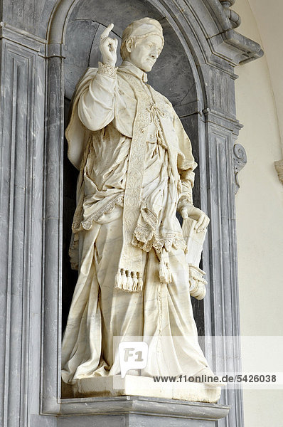 Marmorstatue des Papst Urban V. von P. Campi von Carrara im Säulengang der Benediktinerabtei Montecassino  Monte Cassino  Cassino  Latium  Italien  Europa