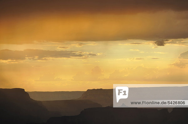 Gewittersturm und Regenschauer Blick bei Sonnenuntergang von Aussichtspunkt Yavapai Point auf Isis Temple Bright Angel Canyon Grand Canyon Nationalpark South Rim Südrand Arizona Vereinigte Staaten von Amerika USA