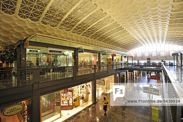 Interior view  shops  Great Main Hall  waiting room  Union Station  Washington DC  District of Columbia  United States of America