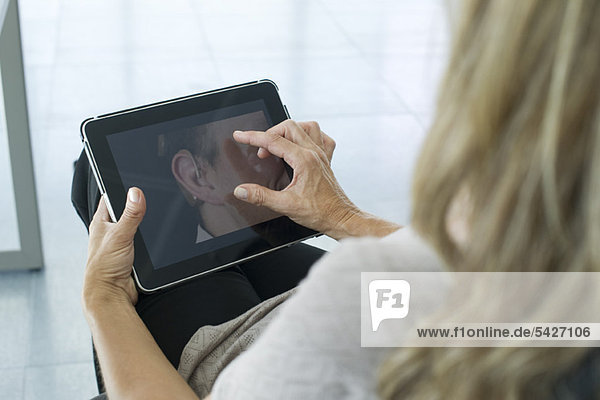 Frau mit digitalem Tablett  Blick über die Schulter