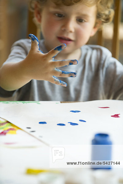 Kleiner Junge Fingermalerei