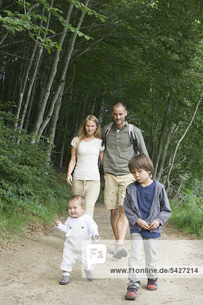 Familienwandern im Wald