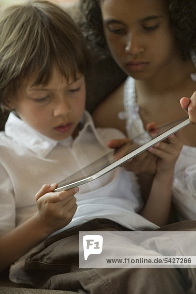 Kinder mit digitalem Tablett