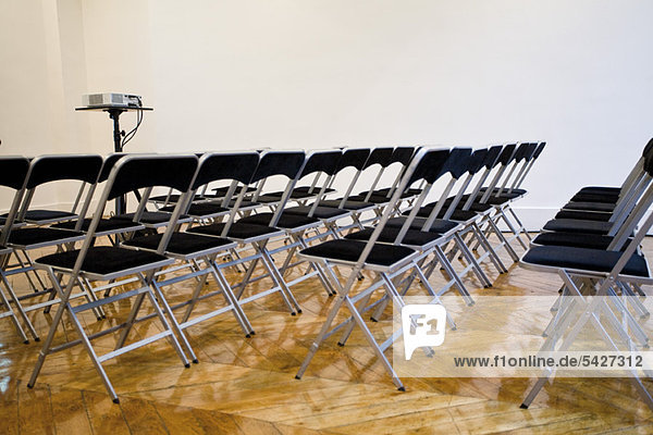 Klappstühle im Konferenzraum aufgereiht