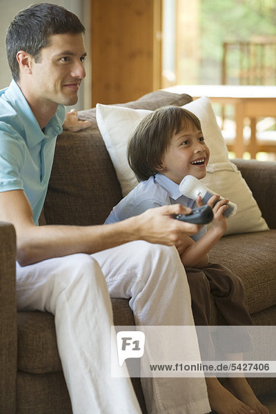 Vater und Sohn beim gemeinsamen Videospiel