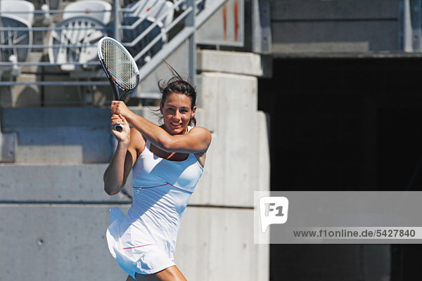Junge weibliche Tennisspielerin