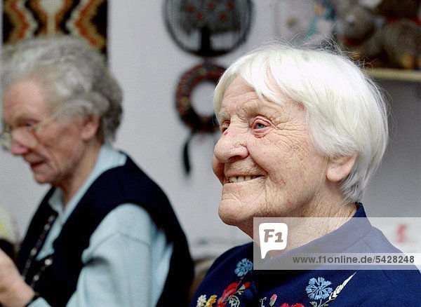 Zwei Seniorinnen   Seniorenzentrum Schwäbisch Gmünd