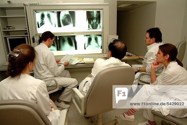 Besprechung der Röntgenfotos von 5 Internisten