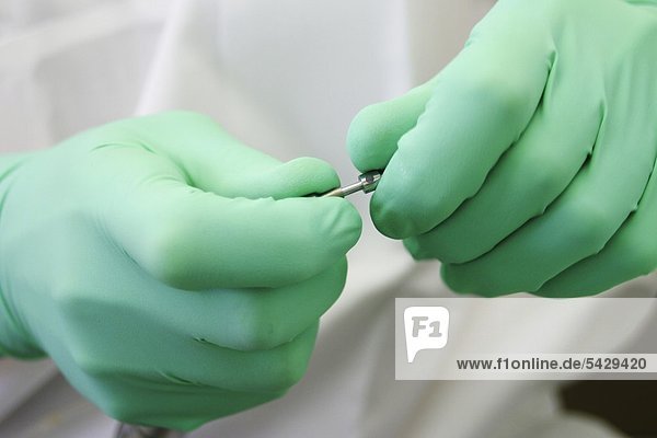 Zahnarzt setzt Bohrerverlängerung an Implantationsbohrer
