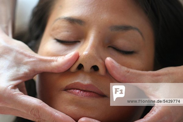 Gesichtsmassage - physiotherapeutisches Verfahren bei dem durch spezielle Handgriffe eine mechanische Wirkung auf Haut und Muskulatur ausgeübt wird