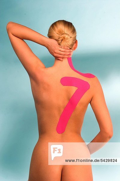 Aku Taping - Kapuzenmuskel Tape - hilft bei Schulterschmerzen Schmerzen der Halswirbelsäule Kopfschmerzen Schwindel Tinnitus - Elastische Tapes werden über entsprechende Akupunkturpunkte und Meridiane geklebt. Es kommt zu einer wirkungsvollen Meridian- und Bindegewebsmassage - die Selbstheilungskräfte des Körpers werden aktiviert