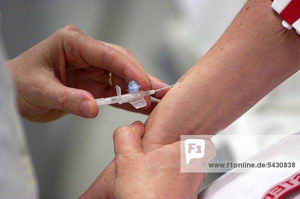 Kaiserswerther Diakonie  Klinik für Innere Medizin - Arzt entnimmt Blutprobe