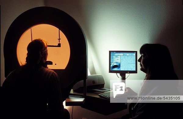 Patientin Wird Gefaustet Und Untersucht Patientin Wird Gefaustet Und Untersucht