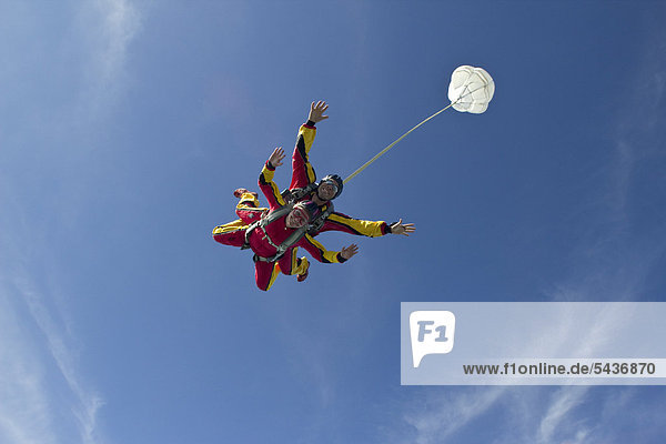 Zwei Fallschirmspringer beim Tandemabsprung