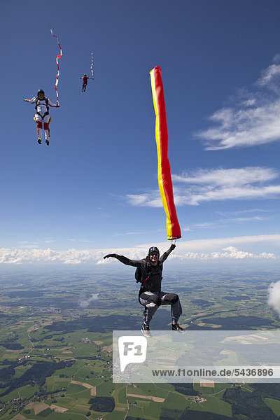 Fallschirmspringer mit Bändern in der Luft