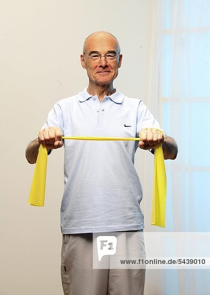Senior Senioren Mann strecken Training Menschlicher Muskel Menschliche Muskeln alt Genauigkeit Trasse